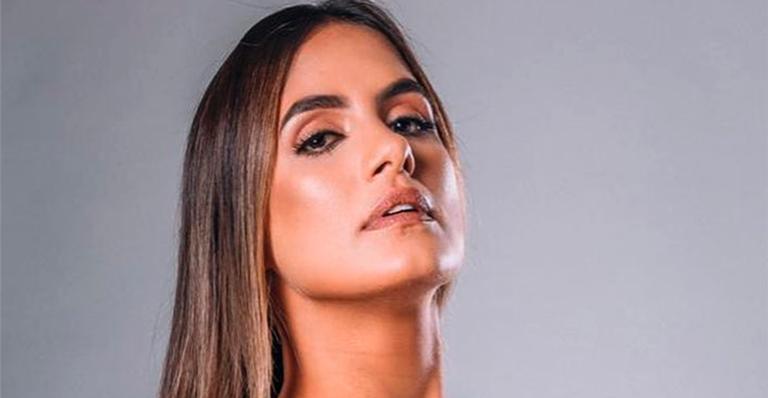 Carol Peixinho surge suada na sauna e quase mostra demais
