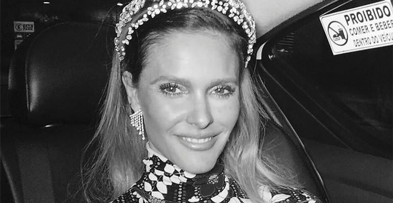 Fernanda Lima recebe prêmio por Amor e Sexo e ostenta troféu na web