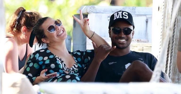 Fernanda Souza curte o dia do aniversário com o marido na praia