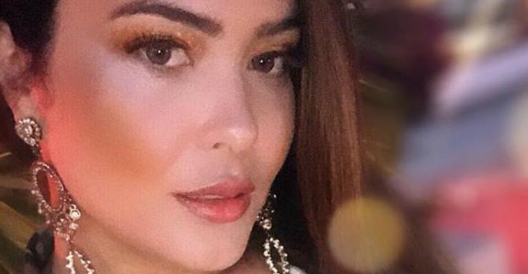 Geisy Arruda posa de topless e posição do biquíni chama atenção