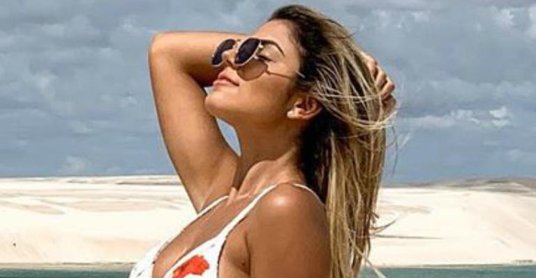 Ex-BBB Hariany exibe corpão de biquíni e ofusca paisagem paradisíaca