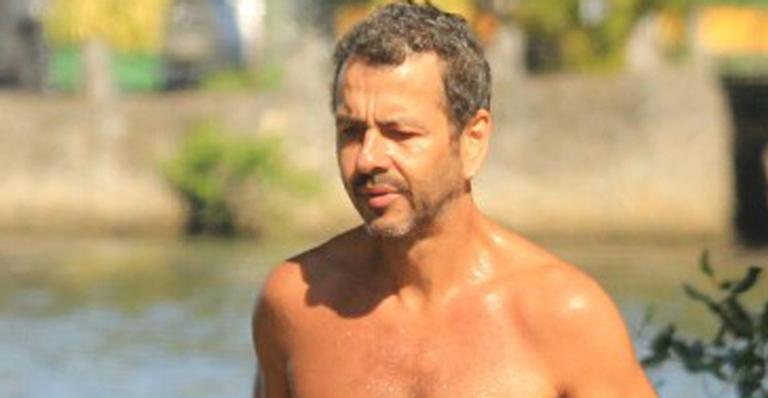 Marcos Palmeira cuida da saúde e se exercita ao lado da esposa