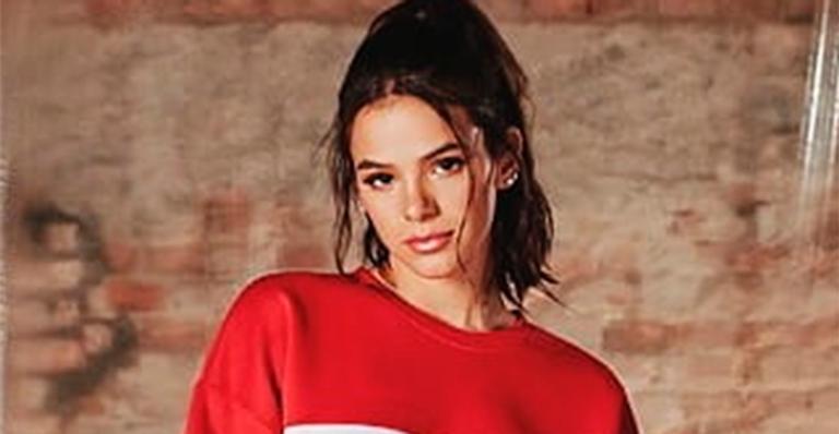 Bruna Marquezine renova as madeixas e salão entrega: ”Agora só corta na lua cheia”