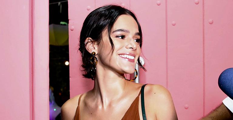 Fã faz foto de Bruna Marquezine escondida e atriz desaprova atitude: “Me sinto uma girafa”