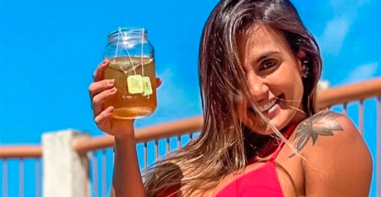 Com fio dental e decote, ex-BBB Carol Peixinho surge bronzeada em banho de sol