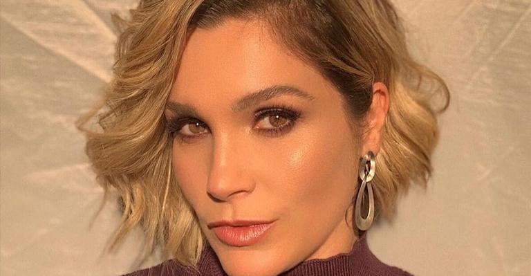 Flávia Alessandra dobra a camiseta para exibir barriga trincada aos 45 anos