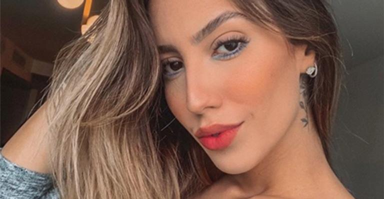 Grávida, Gabi Brandt mostra a barriga muito torta com o movimento do filho