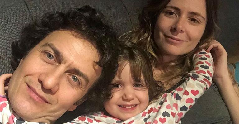 Gabriel Braga Nunes faz rara aparição com a família e famosos elogiam: “Que coisa linda”
