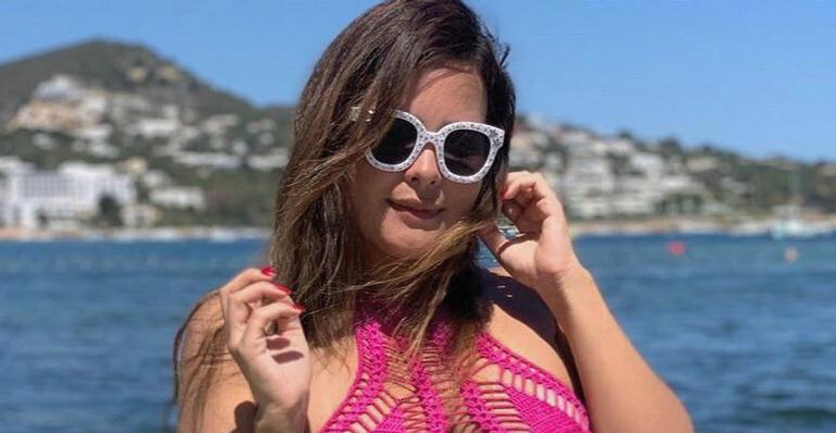 Geisy Arruda se arrisca em maiô de crochê e rouba a cena em Ibiza
