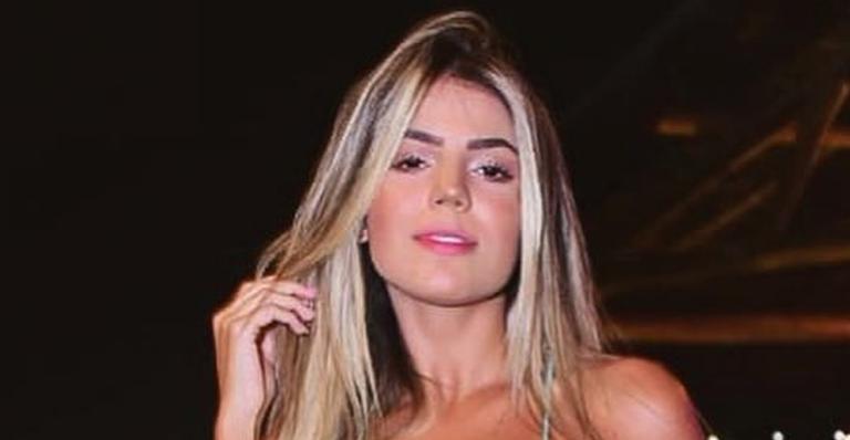Hariany Almeida surge com fenda além dos limites em look poderoso em evento