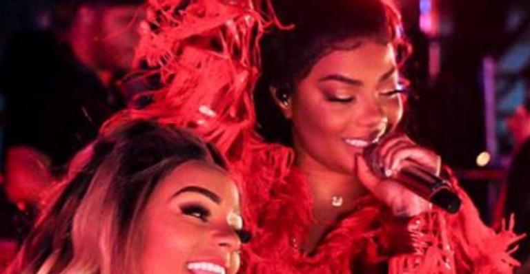 Ludmilla surge sarrando com a namorada em momento picante
