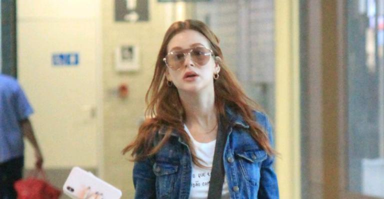 Sem make, Marina Ruy Barbosa embarca sozinha em aeroporto no Rio de Janeiro