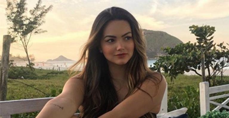 Filha de Kelly Key surge de maiô e axilas roubam a cena