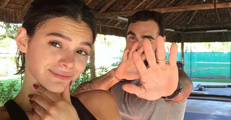 Bruna Marquezine surge suada após treino pesado com pneu de trator