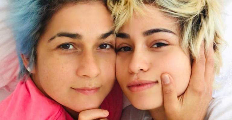 Esposa de Nanda Costa exibe corpão aos 51 anos e recebe elogio da mulher: ”Brotinho”