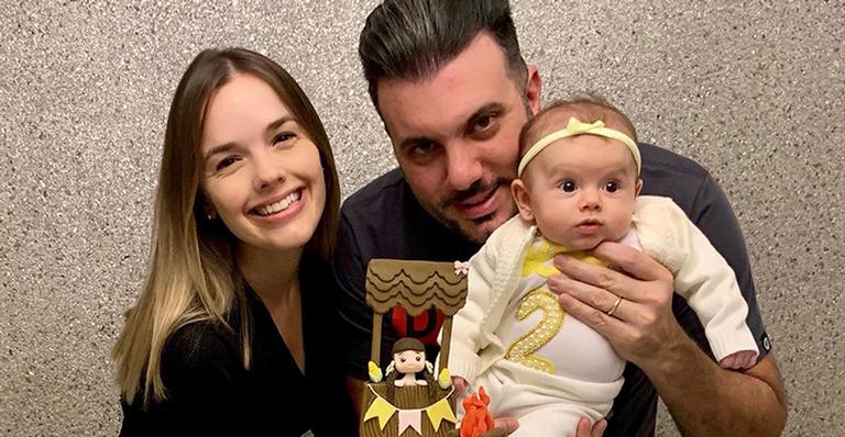 Thaeme mostra a decoração da festa de dois meses da filha em clima junino