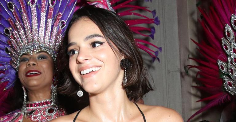 Bruna Marquezine surge com blusinha sem sutiã em evento e cai na farra