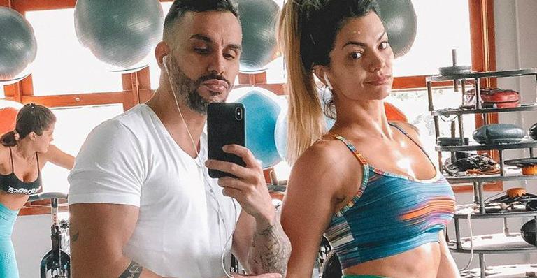Kelly Key ensina o marido a empinar o bumbum de legging: ”Empina e faz biquinho”