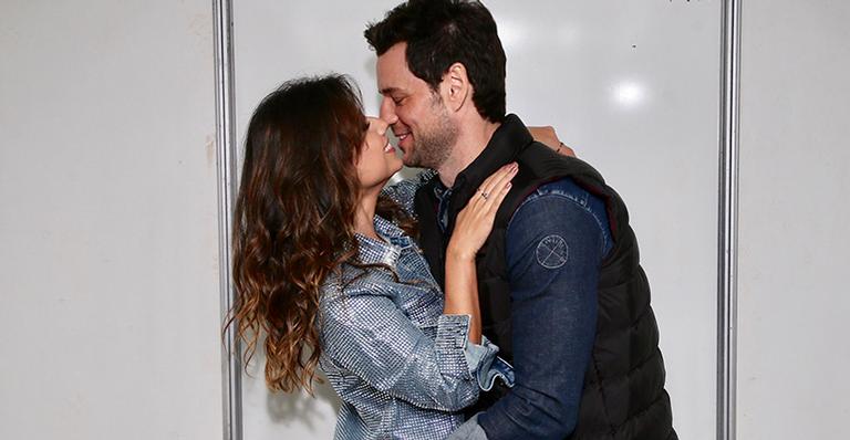 Paula Fernandes é flagrada trocando beijos com namorado no camarim