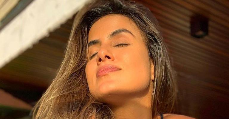 De fio dental e decote, ex-BBB Carol Peixinho exibe corpão em banho de sol