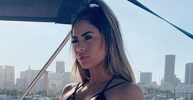 Musa! Lexa posa vestindo maiô revelador em iate de luxo: ”Mereço”