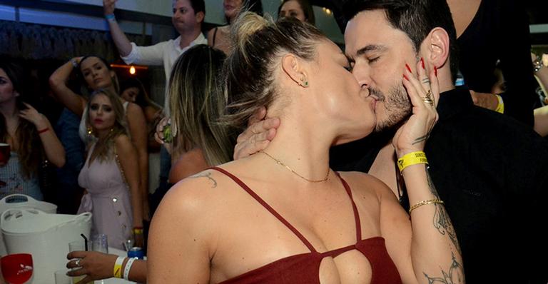 Ex-BBB Nati Casassola troca beijos quentes com bonitão