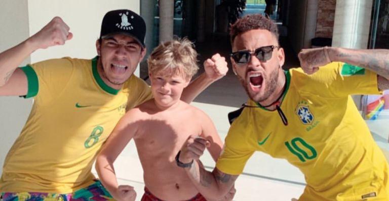 Neymar Jr. convida filho e amigo para assistir jogo do Brasil: ‘‘Hoje tem’’
