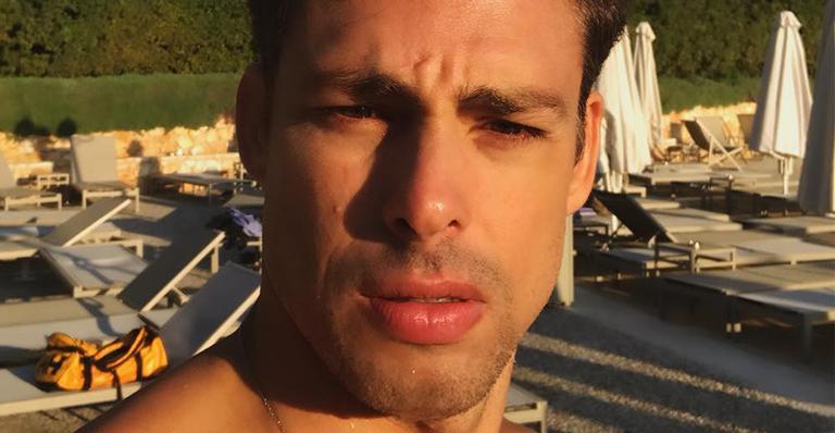 Cauã Reymond surge à vontade em banheira com gelo e fãs não perdoam: ”Alivia esse fogo”
