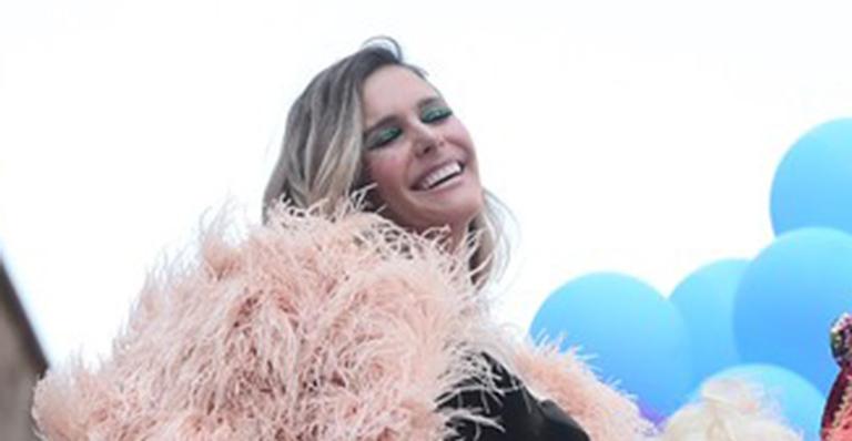 Grávida, Fernanda Lima se diverte na Parada LGBTQ+