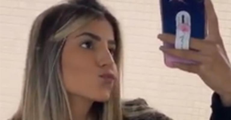 Ex-BBB Hariany faz pose inusitada e dispara: ”Dando um jeito de aparecer”
