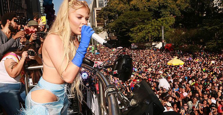 Luisa Sonza faz discurso inflamado contra governo Bolsonaro na Parada do Orgulho LGBTQ+
