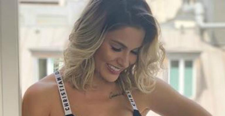 Andressa Suita surge de lingerie na sacada e mostra seus novos seios
