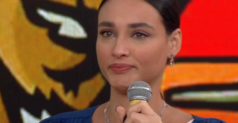Débora Nascimento se emociona ao relatar assédio sexual: ”Morrendo de medo”