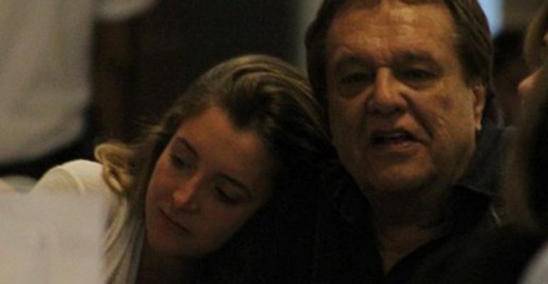 Deborah Evelyn e Dennis Carvalho surgem juntos 7 anos após o fim do casamento