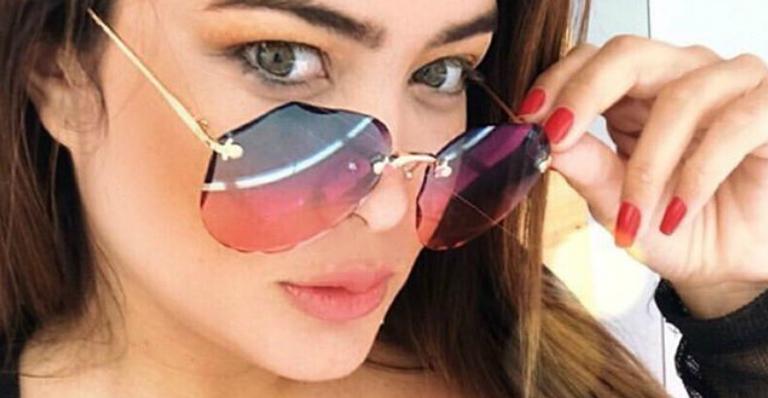 Geisy Arruda surge com maiô super cavado e quase mostra demais