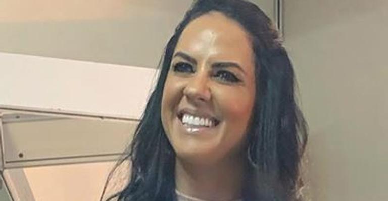 Poderosa! Graciele Lacerda causa e surge de saia curtíssima e barriga de fora