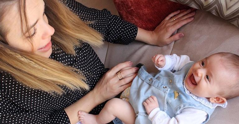 Thaeme registra a primeira vacinação da filha, Liz: ”Eu chorei mais que ela”