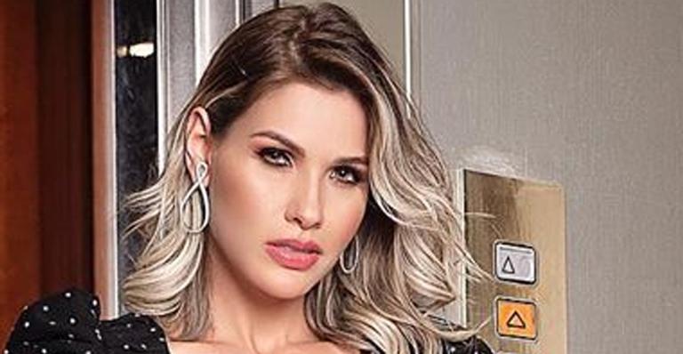 Em Paris, Andressa Suita causa com vestido curtíssimo e acessórios de grife