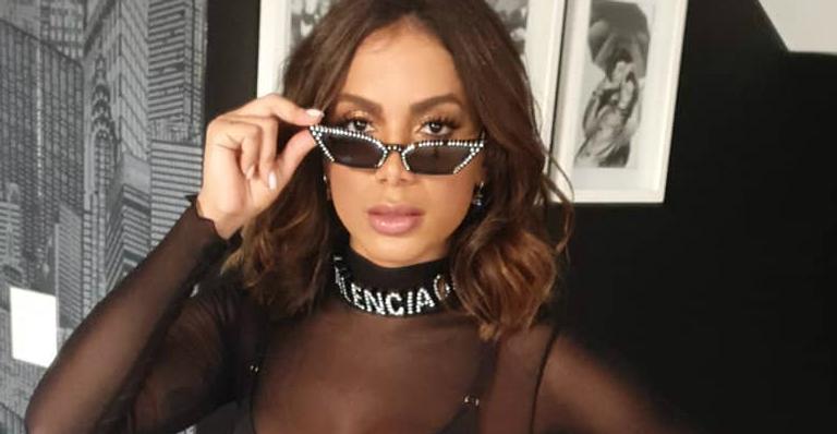 Anitta surge com look grifado transparente e gargantilha caríssima
