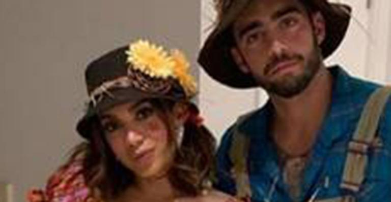 Anitta e Pedro Scooby se vestem de espantalhos para festa junina na mansão