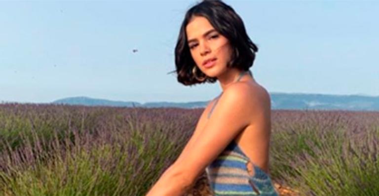 Na França, Bruna Marquezine ostenta bolsa de palha de luxo e valor surpreende fãs