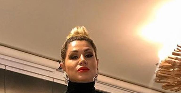 Dani Souza causa em aniversário de amigo e surge com vestido além do limite