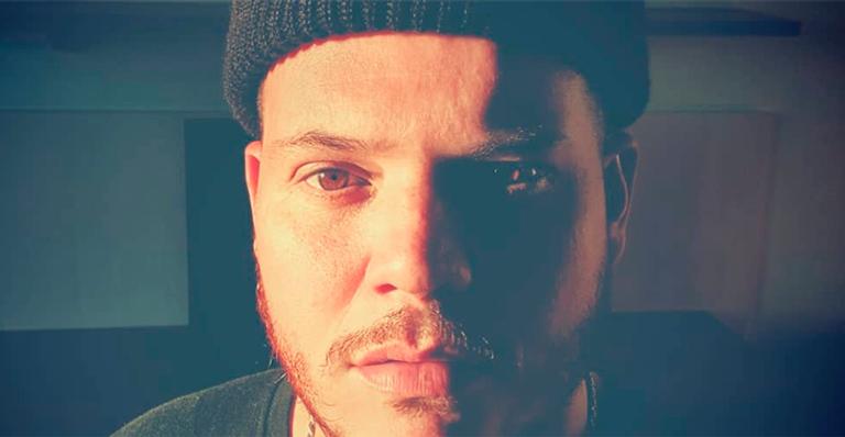 Ferrugem pisa no braço de fã em show e causa revolta na web