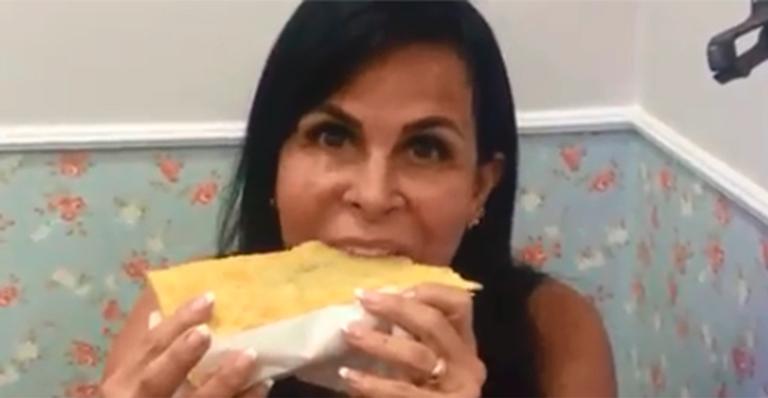Gretchen dá folga na dieta e surge devorando pastel na web