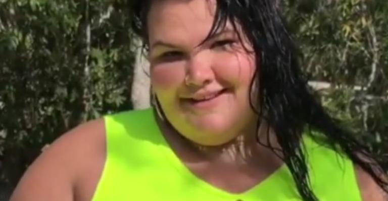 Thais Carla bota corpo para jogo e exibe curvas de maiô neon