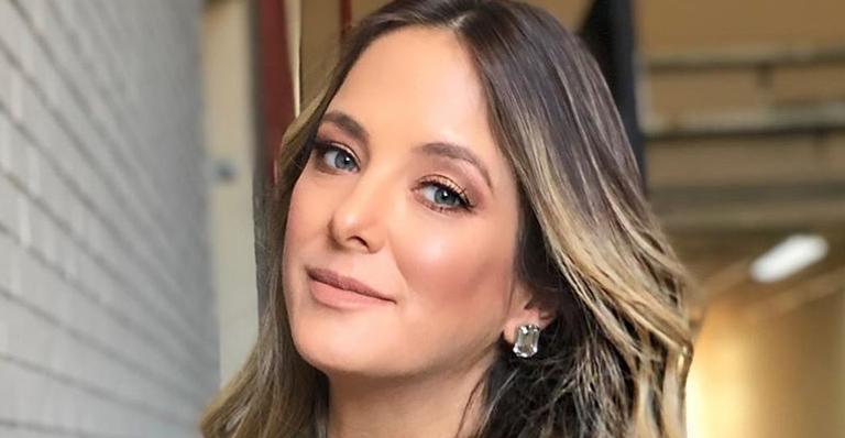 Ticiane Pinheiro posa com look gestante e fãs notam tamanho do barrigão: ”Está enorme”