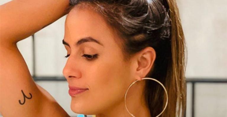 Com decotão, ex-BBB Carol Peixinho exibe marquinha poderosa após torrar no sol