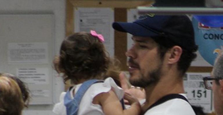 José Loreto é flagrado passeando com a filha nos braços pelas ruas do Rio