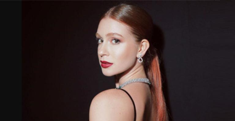 Na Califórnia, Marina Ruy Barbosa posa de cara lavada e look chiquérrimo