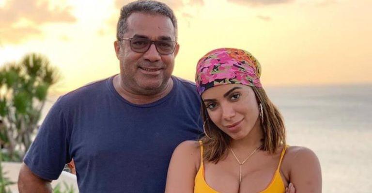 Pai de Anitta tieta famosos em festa: ‘‘Como eu gosto dela’’